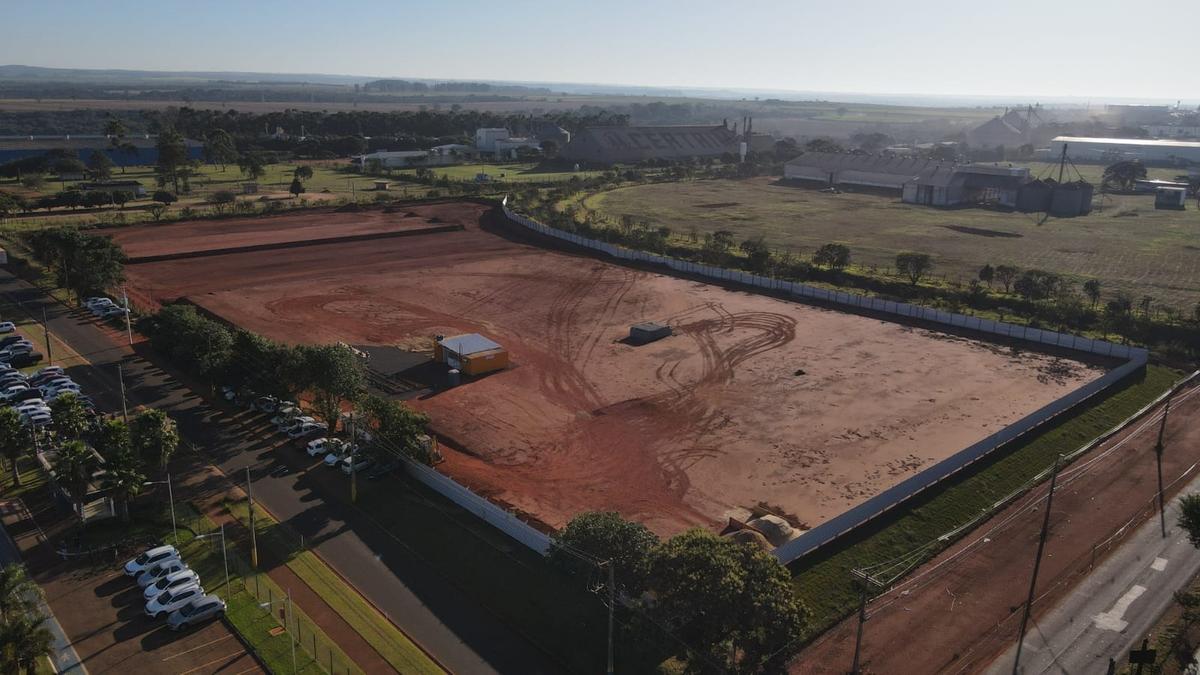 A terraplanagem no terreno já foi concluída para dar início às obras de implantação da nova planta industrial (Foto/Divulgação)