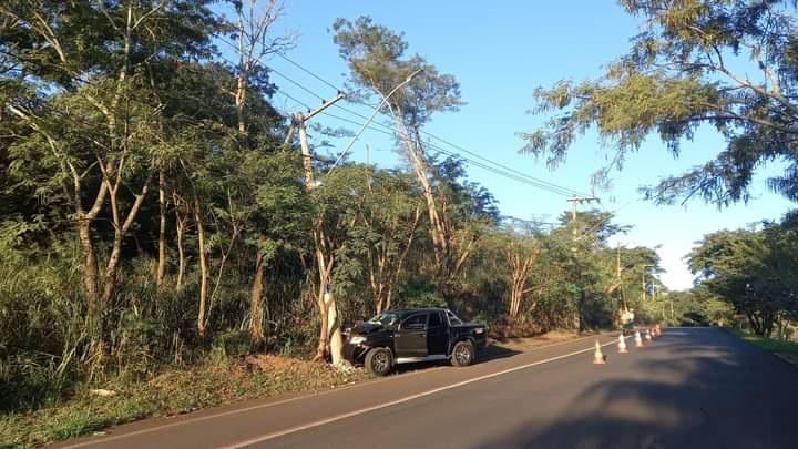 A caminhonete ficou com a frente destruída após bater em poste na Univerdecidade, por causa de um animal que atravessava a pista e a tentativa do motorista em desviar (Foto/Divulgação)