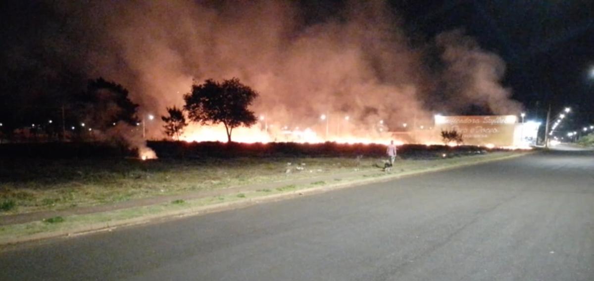 Incêndio registrado no bairro Ilha do Marajó, em Uberaba (Foto/Reprodução Redes Sociais)