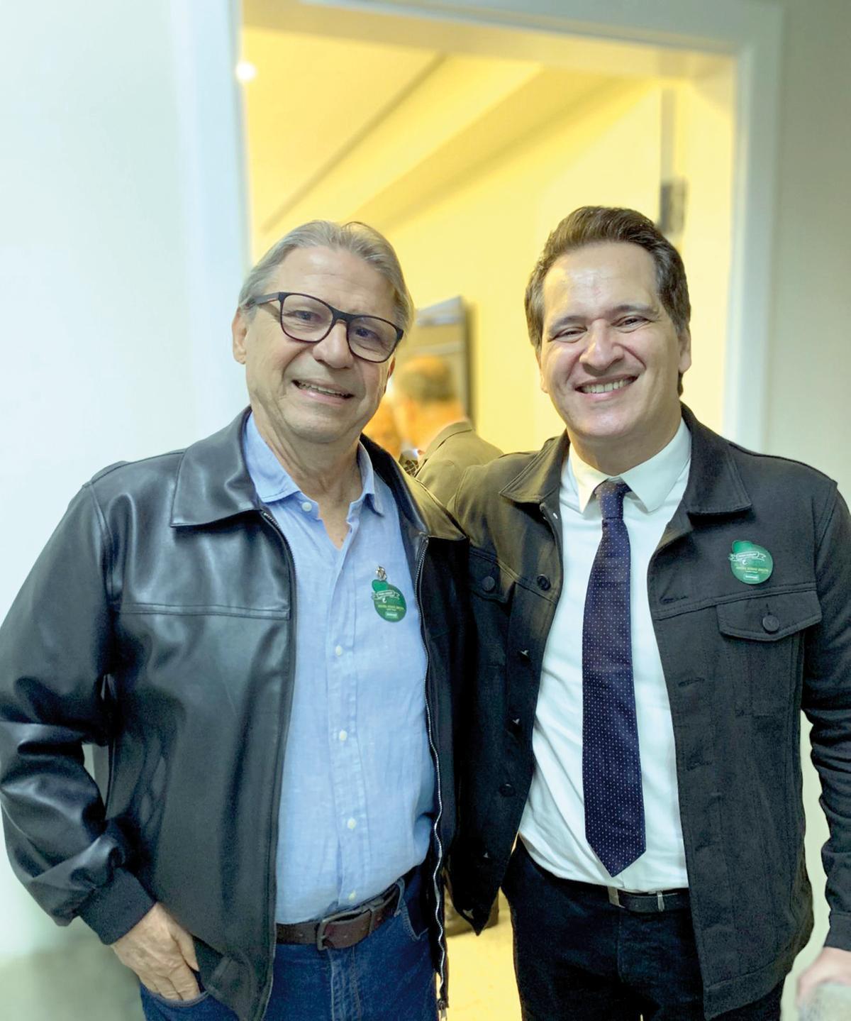 Na segunda-feira, 19, a Unimed Uberaba deu início às comemorações dos seus 52 anos com o lançamento da unificação das marcas do maior grupo de saúde da região. Na foto, o diretor-presidente da Unimed Uberaba, Djalma Abrão Júnior, recebendo Gilberto Barata, leia-se ABCZ (Foto/Reprodução)