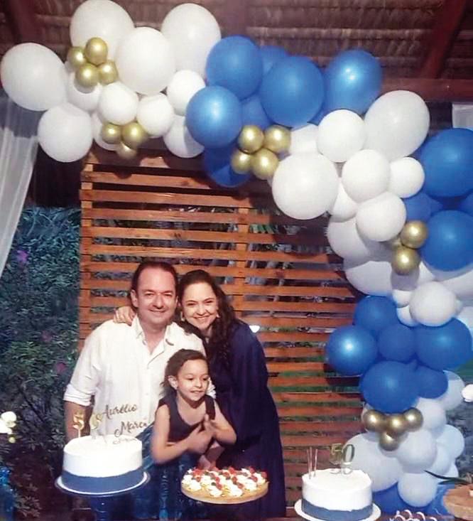 O uberabense Marco Aurélio Rodovalho, Bilu, emplacou 50 anos e comemorou a data ao lado da esposa, Ataísa Diniz; dos filhos e de amigos. Na foto, ele, a esposa e a filha caçula, que ajudaram a bem receber a todos os convidados, que saíram de Uberaba para celebrarem a vida do querido Bilu em Brasília, no último fim de semana (Foto/Reprodução)