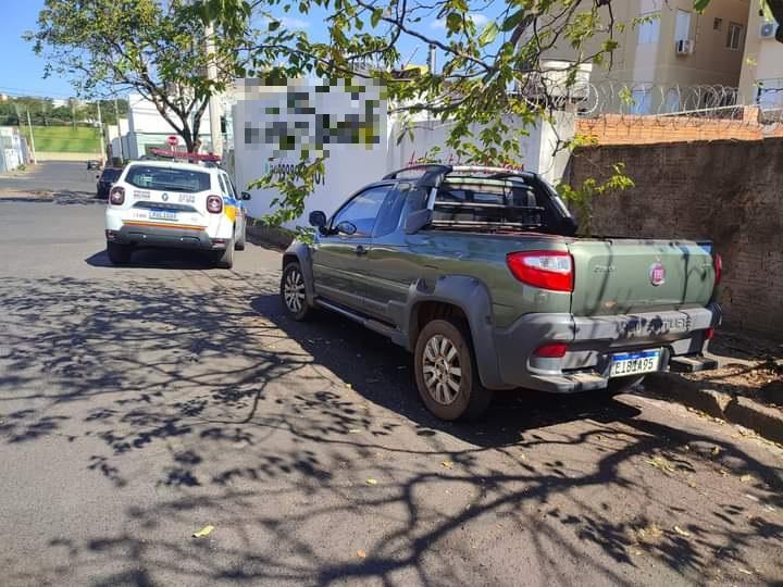 Polícia Militar localizou abandonado, logo em seguida ao registro da queixa, o carro furtado na rua Barão do Rio Branco (Foto/Divulgação)