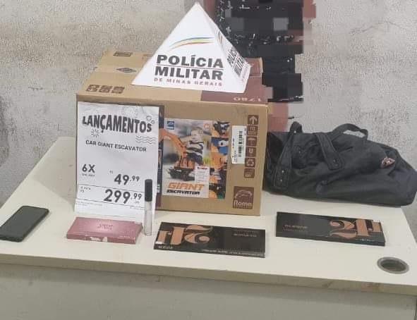 Produtos furtados em lojas de shopping eram colocados em caixa de papelão para que ninguém notasse (Foto/Divulgação)