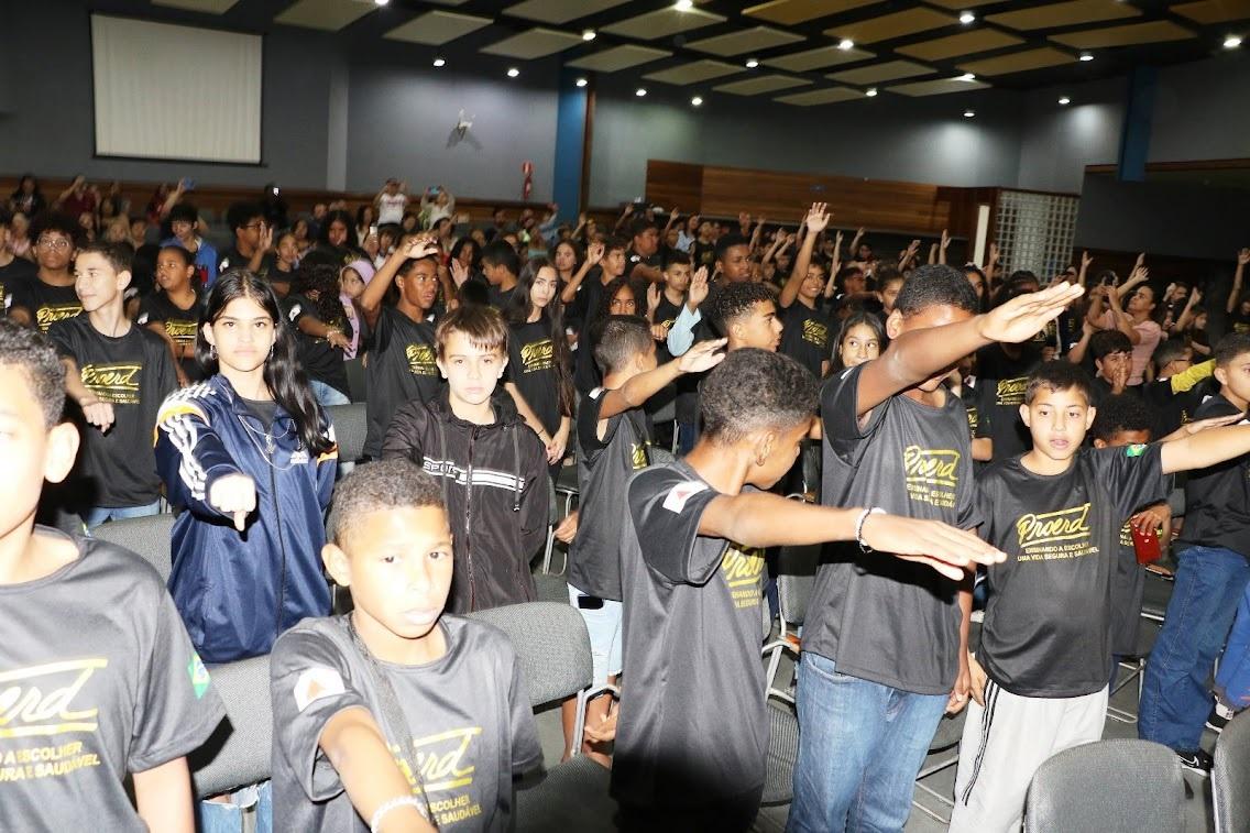 Alunos de escolas públicas e particulares que participaram do Proerd neste semestre receberam os diplomas na quarta-feira (Foto/Sérgio Teixeira/PMMG)