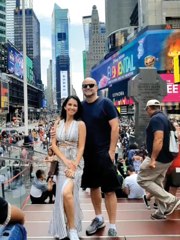 A compente Elaine Joudran ao lado de seu amado Marcelo estão em Nova York e foram conhecer a tradicional Times Square (Foto/Arquivo Pessoal)