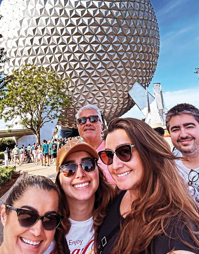 Eshter, Estela, Marcela, Marcelo Fatureto e Luiz Felipe Castro Prado foram curtir em família temporada de férias na Disney (Foto/Arquivo Pessoal)