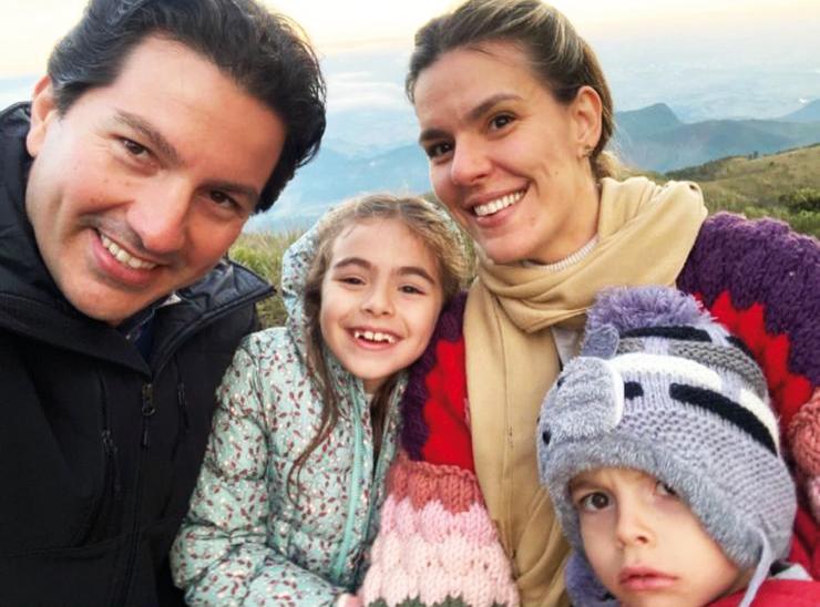 Baldo e Marcela Prata aproveitaram o friozinho para curtir um fim de semana delicioso e cheio de diversão em Campos do Jordão com os filhos Tetê e Francisco (Foto/Arquivo Pessoal)