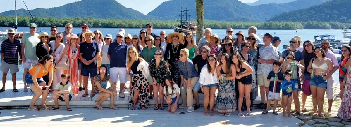 Animação e Glamour marcaram as Bodas de Prata do querido casal e super party da querida Isabel, na foto amigos e familaires reunidos para um passeio pelas belas praias do Litoral Paulista (Foto/Arquivo Pessoal)