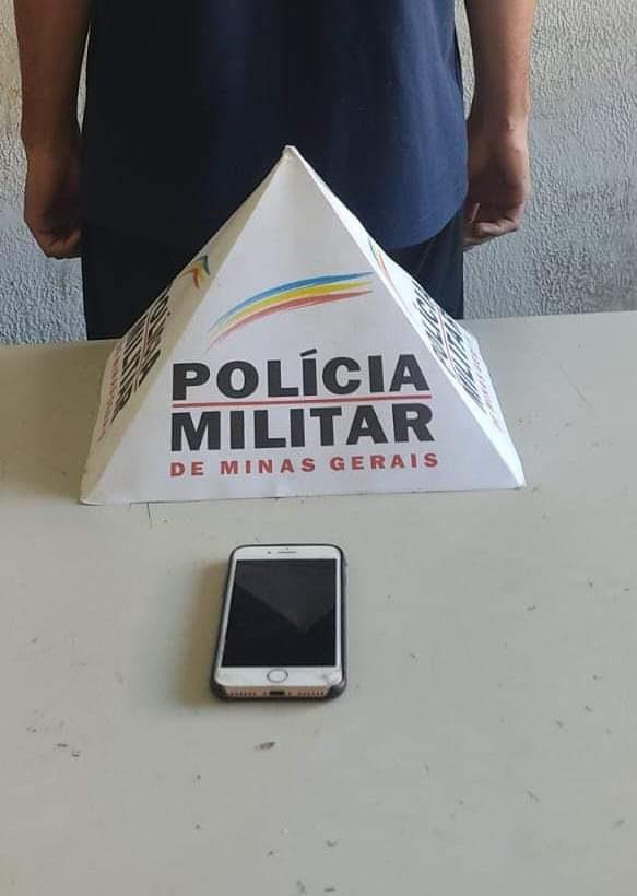 Com o jovem foi apreendido também o celular para colher informações sobre a rede social por onde comprou o documento falso (Foto/Divulgação)