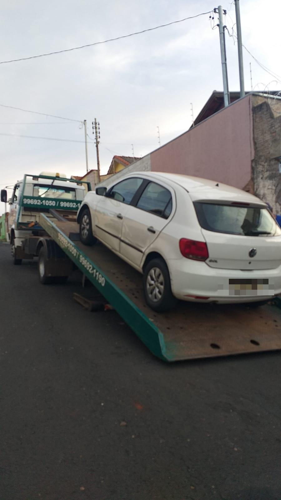 O carro foi removido e levado para pátio credenciado ao Detran por meio de guincho (Foto/Divulgação)