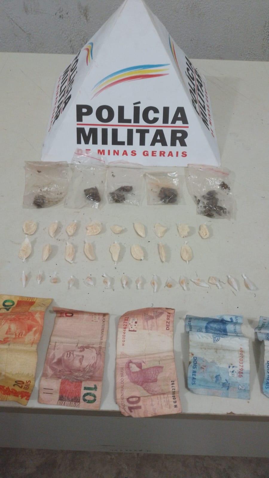 Com as mulheres foram apreendidos 15 pedras de crack, 17 papelotes de cocaína, cinco buchas de maconha e certa quantia em dinheiro (Foto/Divulgação)