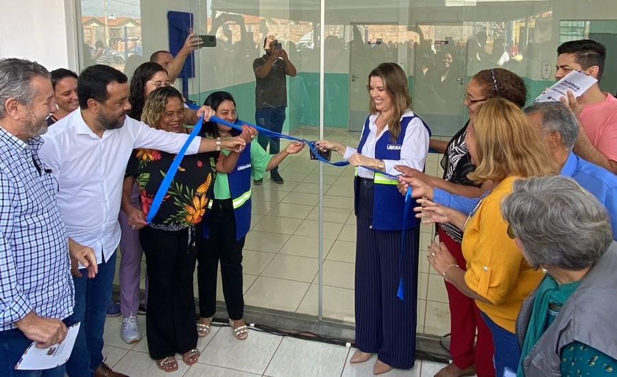 Prefeita Elisa Araújo, secretária de Saúde, Valdilene Rocha; outros membros do primeiro escalão e vereadores na inauguração da UBS do Girassóis IV (Foto/Divulgação)