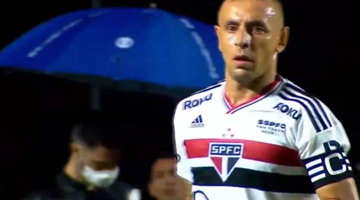 O time paulista lutou os 90 minutos, mas acabou sofrendo o revés, com uma infelicidade de Rafinha, que marcou contra (Foto/Reprodução TV)