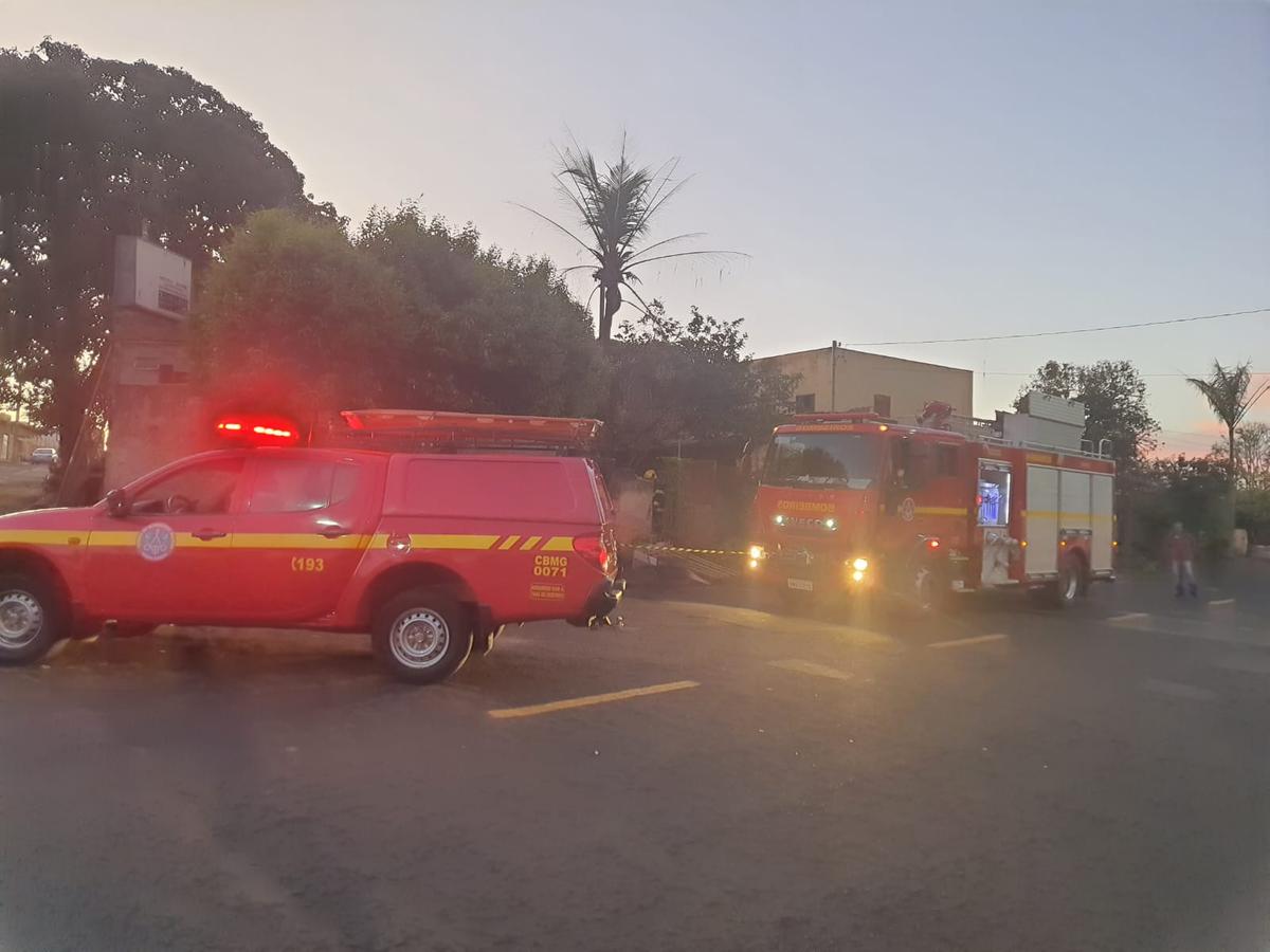 Bombeiros se mobilizaram para controlar incêndio (Foto/Corpo de Bombeiros/Divulgação)