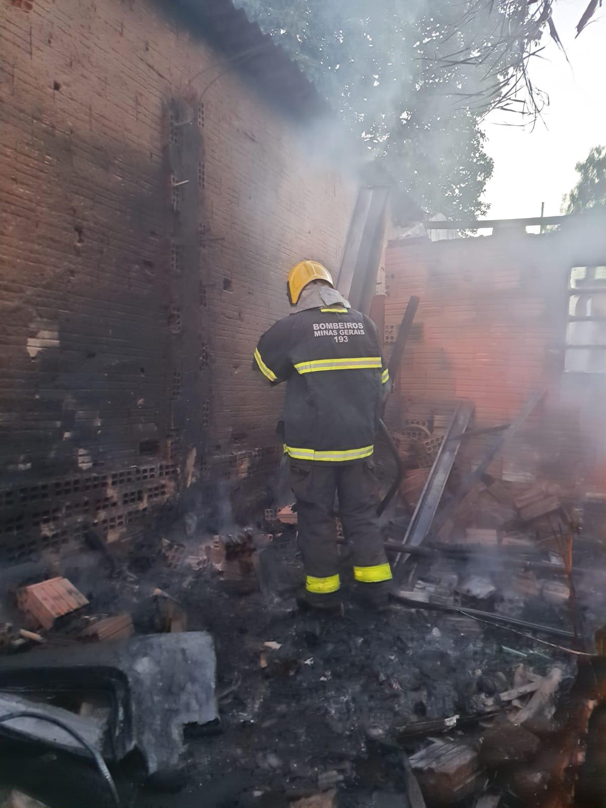 Incêndio foi identificado em lixo (Foto/Corpo de Bombeiros/Divulgação)