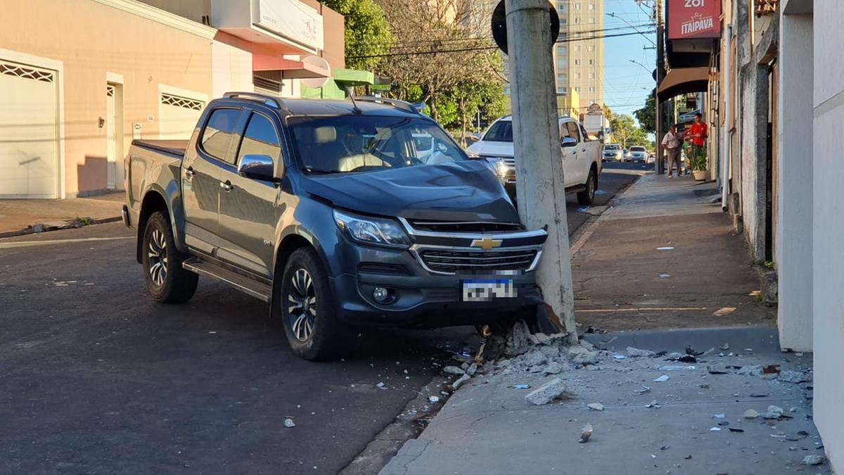 Com o impacto, a parte frontal do veículo ficou quase totalmente destruído e o poste, danificado (Foto/JC Duran)