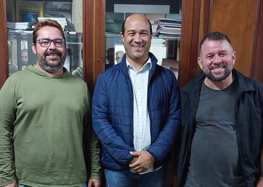 PCdoB, PV e PT fumaram o cachimbo da paz na semana passada. Depois de lavarem roupa suja publicamente, os dirigentes das três agremiações federadas afinaram a viola, em Uberaba. A foto dos três sorridentes fala por si. (Foto/Arquivo Pessoal)