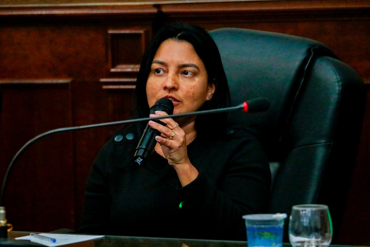 Secretária Valdilene Rocha diz que é preciso fazer a revisão salarial dos profissionais médicos para evitar a evasão e rotatividade no serviço público de Saúde&nbsp; (Foto/Rodrigo Garcia/CMU)