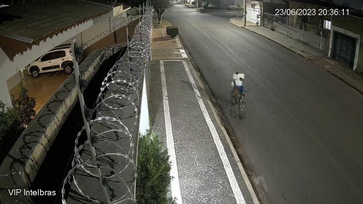 Assaltante utilizando uma bicicleta preta assaltou duas estudante rua Miguel Stefani (Foto/Divulgação)