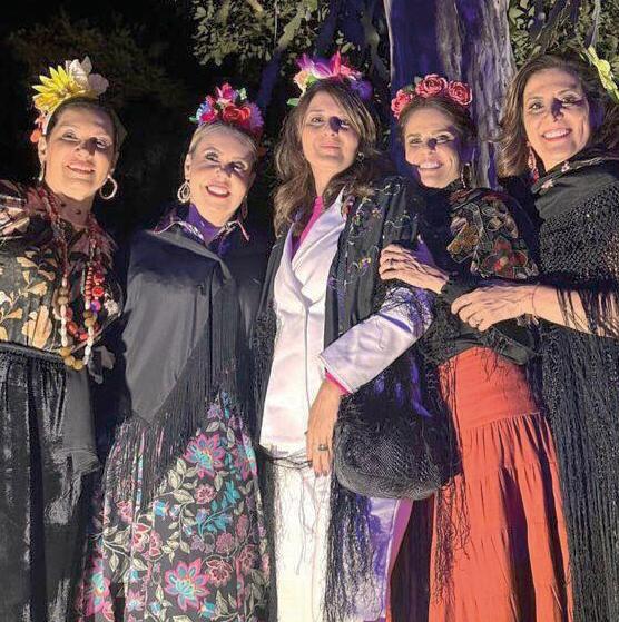 As primas Maria Carla Cunha, Aninha Acedo, Mariana Musa e Liliana Rocha ao lado de Cris (Foto/Reprodução)