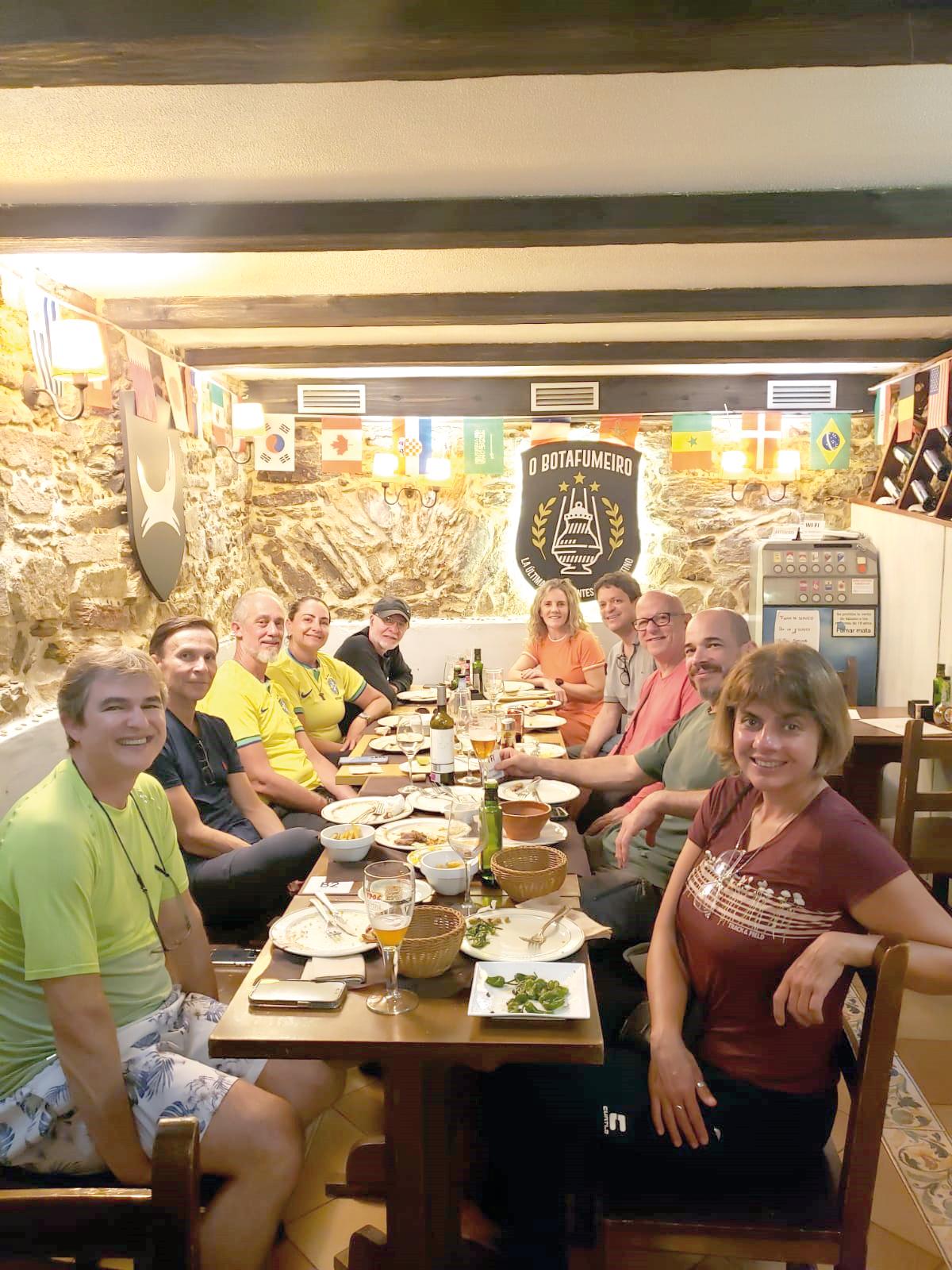 Aterrissando aqui amanhã, nosso amigo Renato Lucatelli, que passou quase um mês no Caminho de Santiago de Compostela, junto com Fernando Bonissato, Alex Fachinelli, Marco Aurélio e Letícia; na foto, em confraternização dos peregrinos no bar Botafumeiro (Foto/Reprodução)