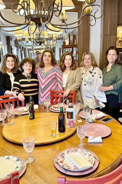 Sempre querida, Ana Míriam Vasques em mais uma comemoração privé do seu niver, com a mana Cristina Vasques Champs, a mommy, Neide Moura Vasques; Maria Hilda Oliveira Terra, Claudinha Oliveira e Adriana (Foto/Reprodução)