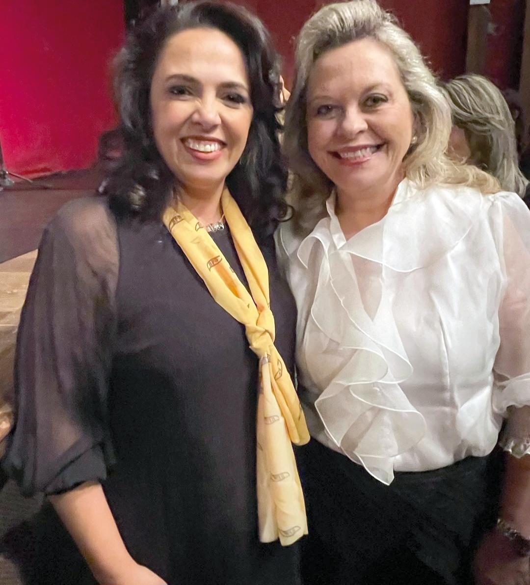 Presidente da BPW Uberaba, empresária Wanderluce Marinho, com a diretora-presidente do Grupo JM de Comunicação, Lídia Prata Ciabotti, uma das participantes da cerimônia das velas (Foto/Reprodução)