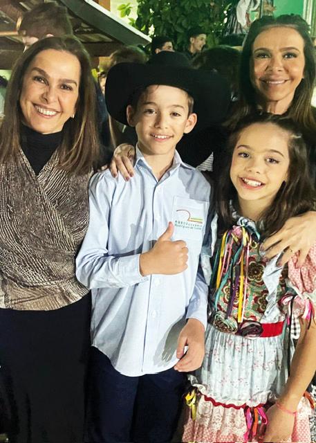 Leilinha Rodrigues da Cunha, sua filha Fernanda e os filhos dela, Leozinho e Clara (Foto/Reprodução)