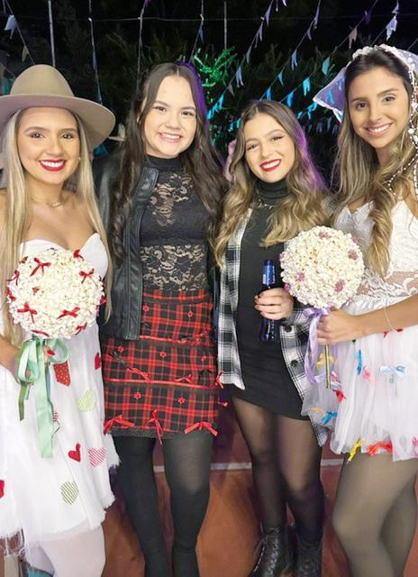 Ana Letícia, Laura, Marcela e Julia em concorrido arraiá (Foto/Reprodução)