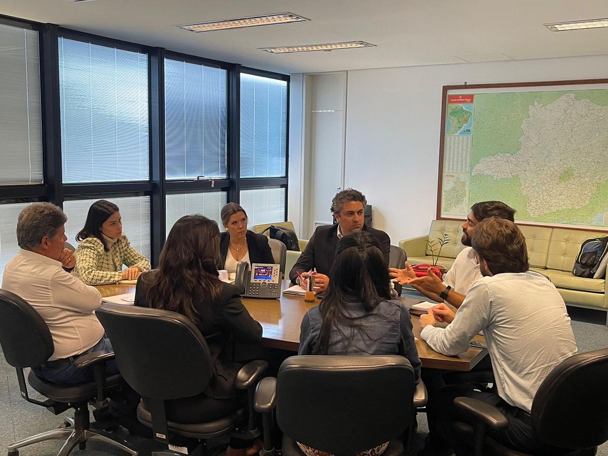 Prefeita Elisa Araújo esteve ontem na sede da Sedese em Belo Horizonte, discutindo com o governo estadual políticas públicas para idosos (Foto/Divulgação)