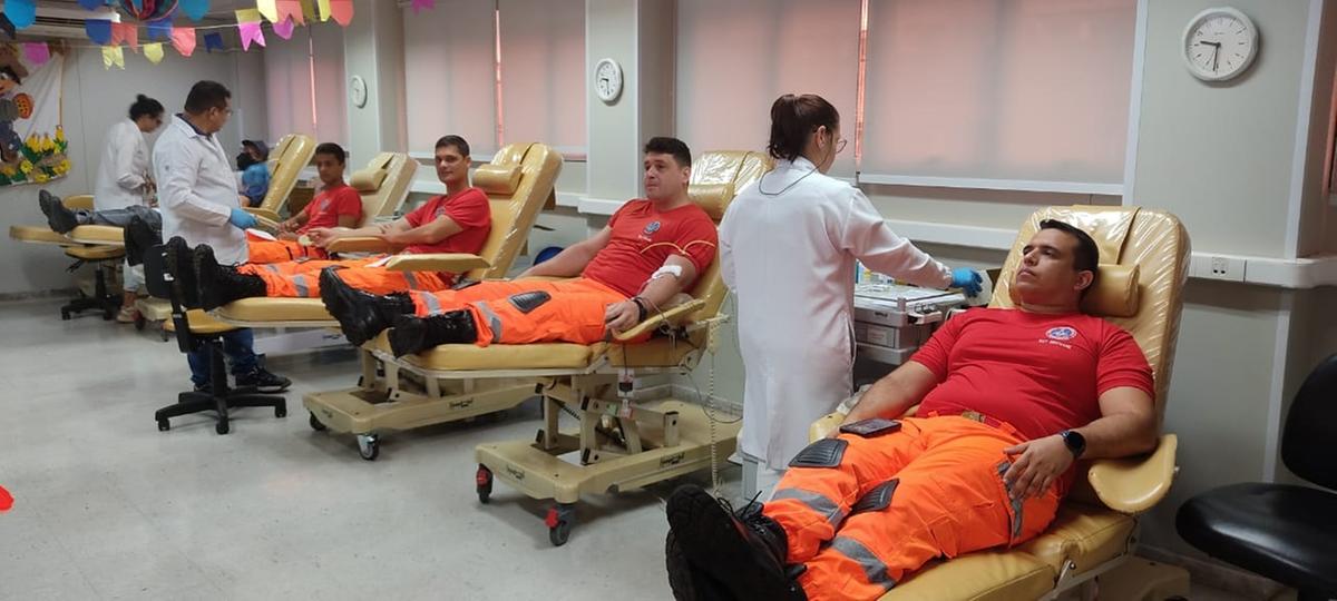 Integrantes do Corpo de Bombeiros de Uberaba realizaram doação de sangue ontem, dentro das comemorações do Dia do Bombeiro (Foto/Divulgação)