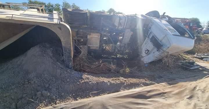 Carreta tombada na Filomena Cartafina (Foto/Divulgação)