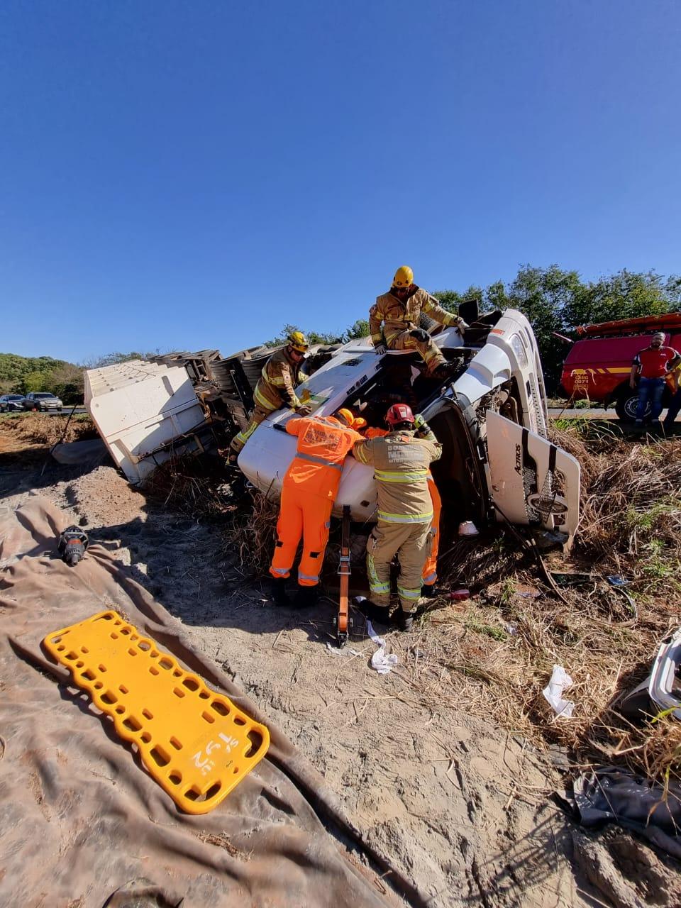 Equipes trabalharam no resgate da vítima (Foto/Corpo de Bombeiros)