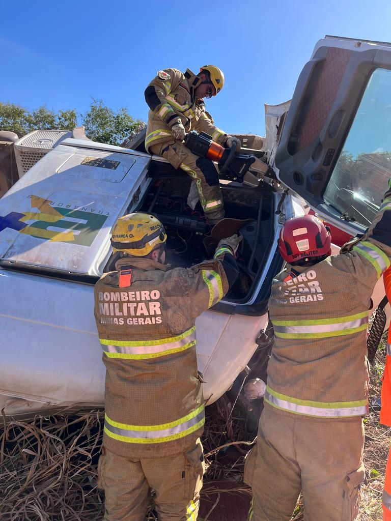 Equipe precisou utilizar equipamentos para retirar a vítima (Foto/Corpo de Bombeiros)