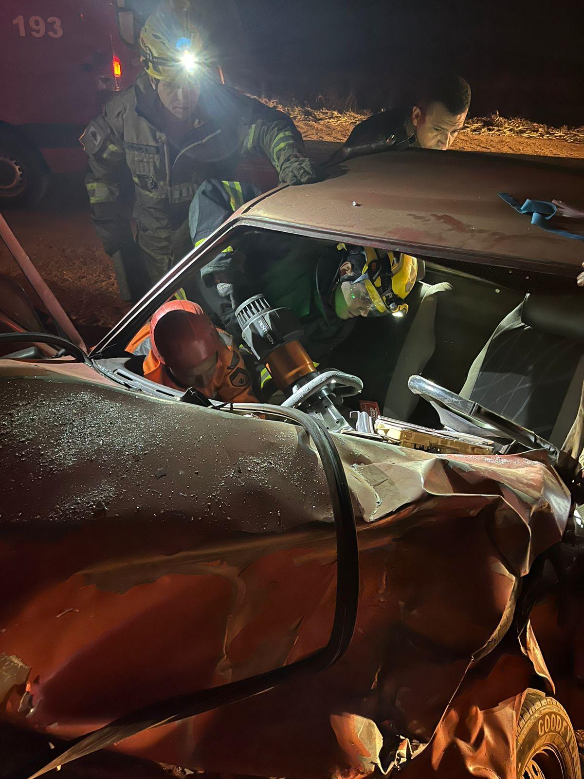 Ação dos Bombeiros em acidente na 427 (Foto/Divulgação)