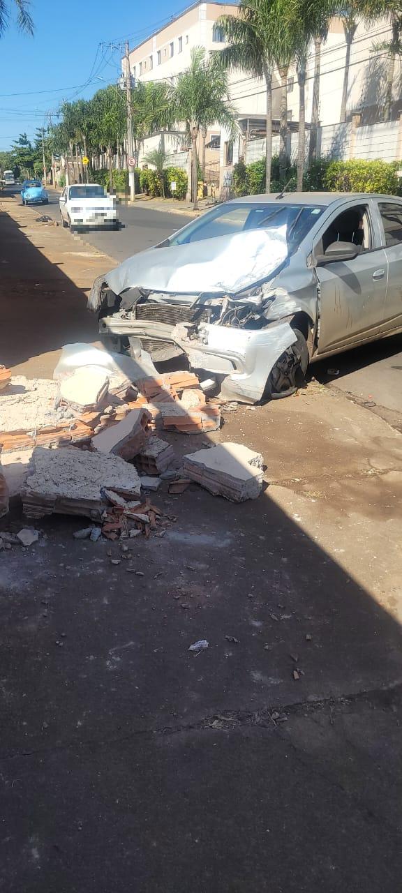 Acidente na rua Carlos Tasso Rodrigues da Cunha (Foto/Leitor JM)