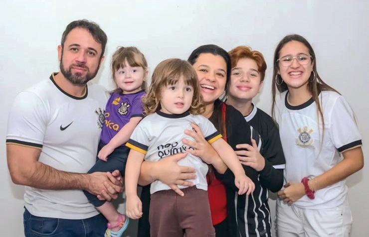 Talentoso e querido Alex Pacheco reuniu a família para click histórico, ele a esposa Juliana Minaré e todos os filhos dele, Elisa, Eric, Felipe e Ana Júlia, todos apaixonados pelo Timão (Foto/Arquivo Pessoal)