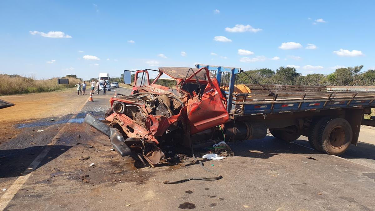 Caminhão ficou completamente destruído (Foto/Divulgação/Corpo de Bombeiros)