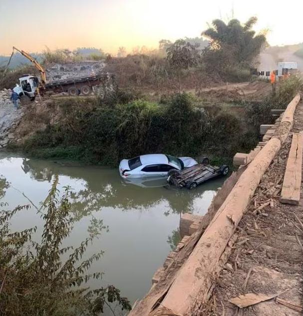 Dois carros caíram no rio Jacaré e uma pessoa morreu (Foto/Corpo de Bombeiros/Divulgação)