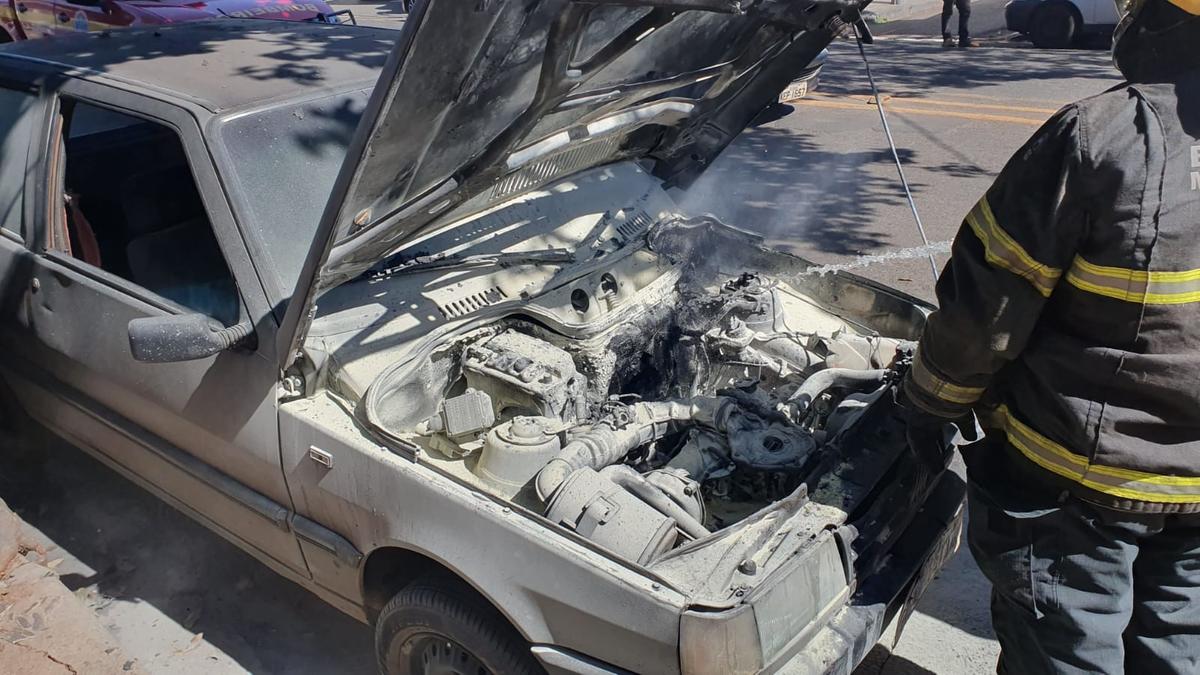 Carro pegou fogo após motorista girar a chave (Foto/Divulgação/Corpo de Bombeiros)