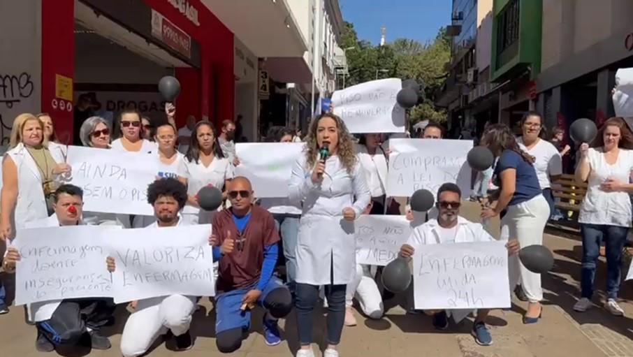 Vestidos de jalecos brancos, estudantes, aposentados e profissionais participaram do ato no Calçadão da rua Arthur Machado (Foto/Divulgação)