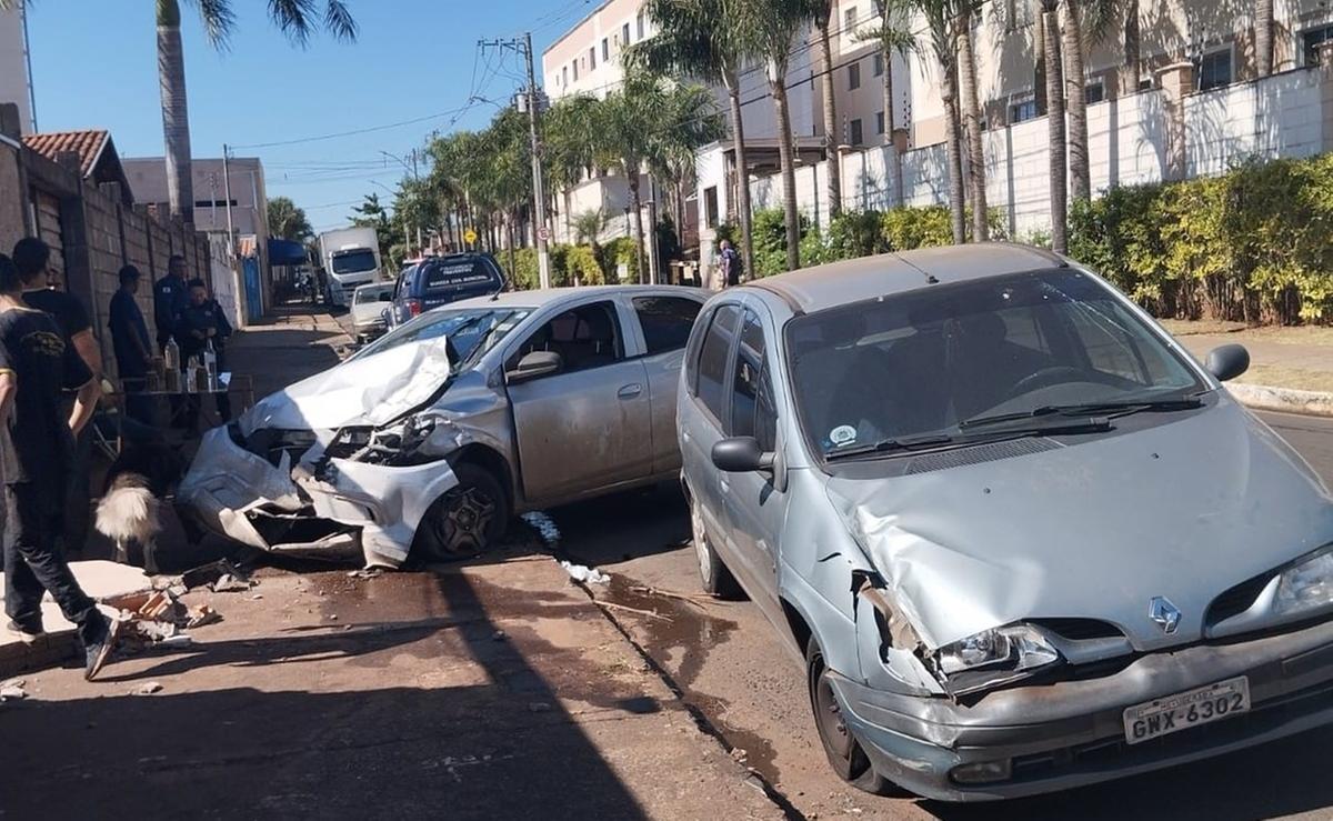 Com a sequência de colisões, os três veículos ficaram danificados e o condutor acabou algemado e preso por dirigir em estado de embriaguez e se mostrar agressivo (Foto/Divulgação)