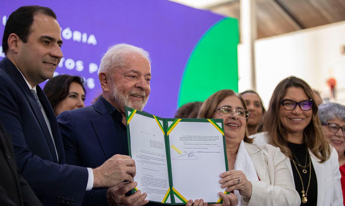 Lula com a lei sancionada (Foto/Joédson Alves)