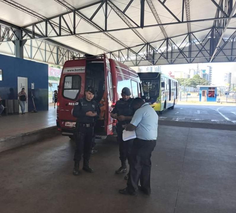 Idoso de 67 anos que esfaqueou jovem no interior de ônibus do transporte coletivo levou dois tapas no rosto antes de desferir o golpe de canivete (Foto/Divulgação)