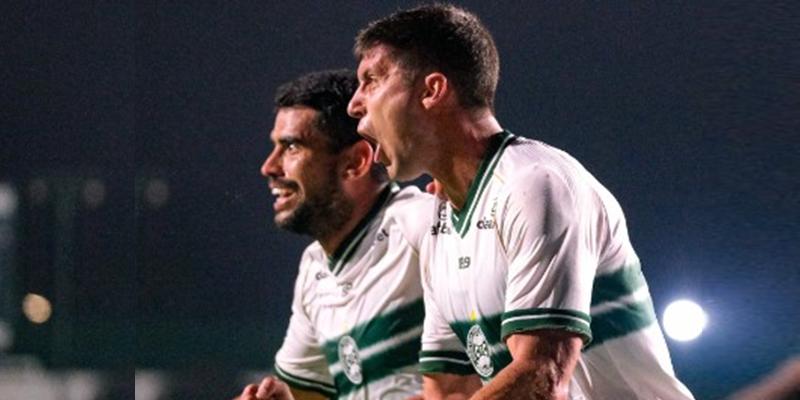 Enfim, o Coritiba venceu sua primeira partida no Brasileirão e ajudou o Corinthians que segue fora da zona de rebaixamento (Foto/Gabriel Thá-Coritiba)