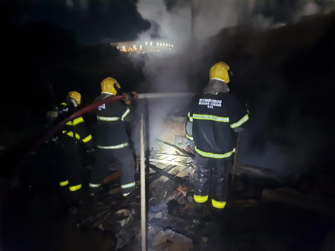 Bombeiros combateram as chamas que teriam começado em virtude de um fogão a lenha improvisado (Foto/Divulgação)