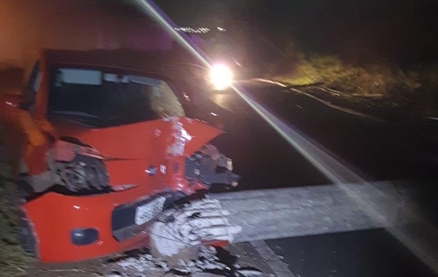 O carro ficou com a frente destruída, dois postes foram ao chão e a condutora foi levada por terceiros à UPA São Benedito (Foto/Divulgação)