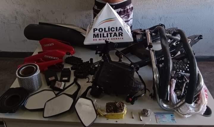 Várias peças de motos foram localizadas na casa onde estava o carro usado em ações criminosas e reconhecido por uma das vítimas (Foto/Divulgação)