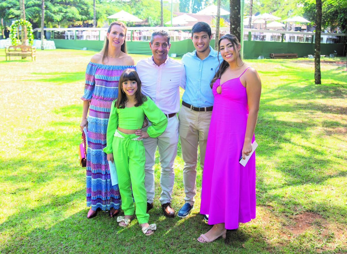 Maria Angélica, filha do festejado casal, com seu marido, João Francisco, e os filhos João Vitor, Maria Laura e Helena (Foto/Alex Pacheco)