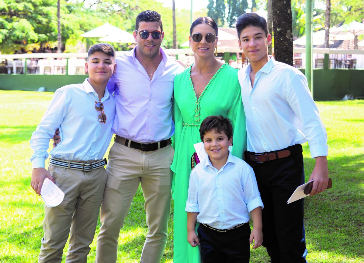 José Ernesto Jr, também filho do casal, com a esposa, Fabiana, e seus filhos Gabriela, Isadora e Ana (Foto/Alex Pacheco)